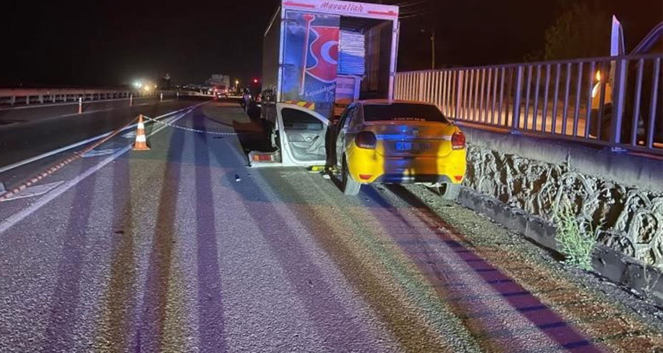 D-650’de feci kaza... Ticari taksi, kamyonete ok gibi saplandı: 1 ölü, 1 yaralı
