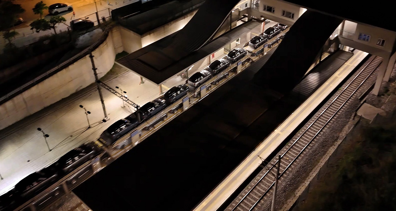 Marmaray hattından geçen araçların gece yolculuğu havadan görüntülendi