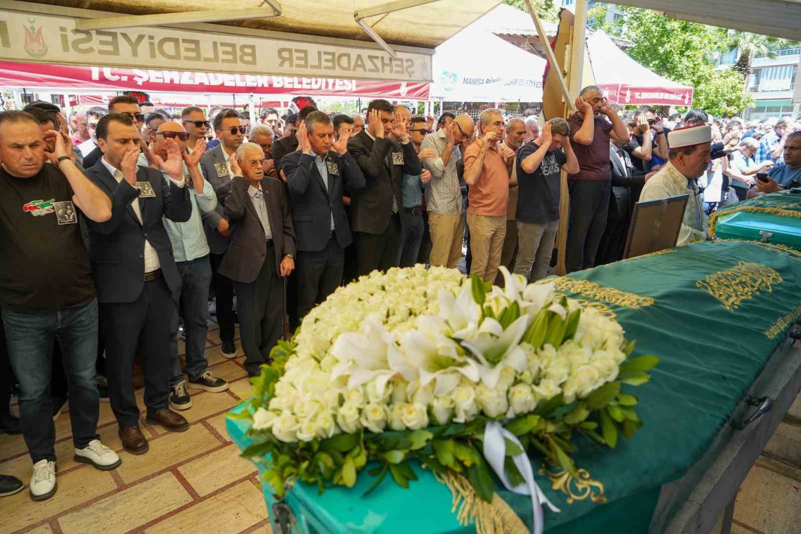 CHP lideri Özel Manisa’da cenaze törenine katıldı
