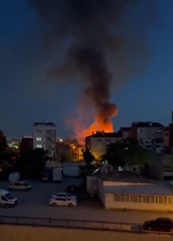 Alevler geceyi aydınlattı... Yangında 1 kişi hayatını kaybetti