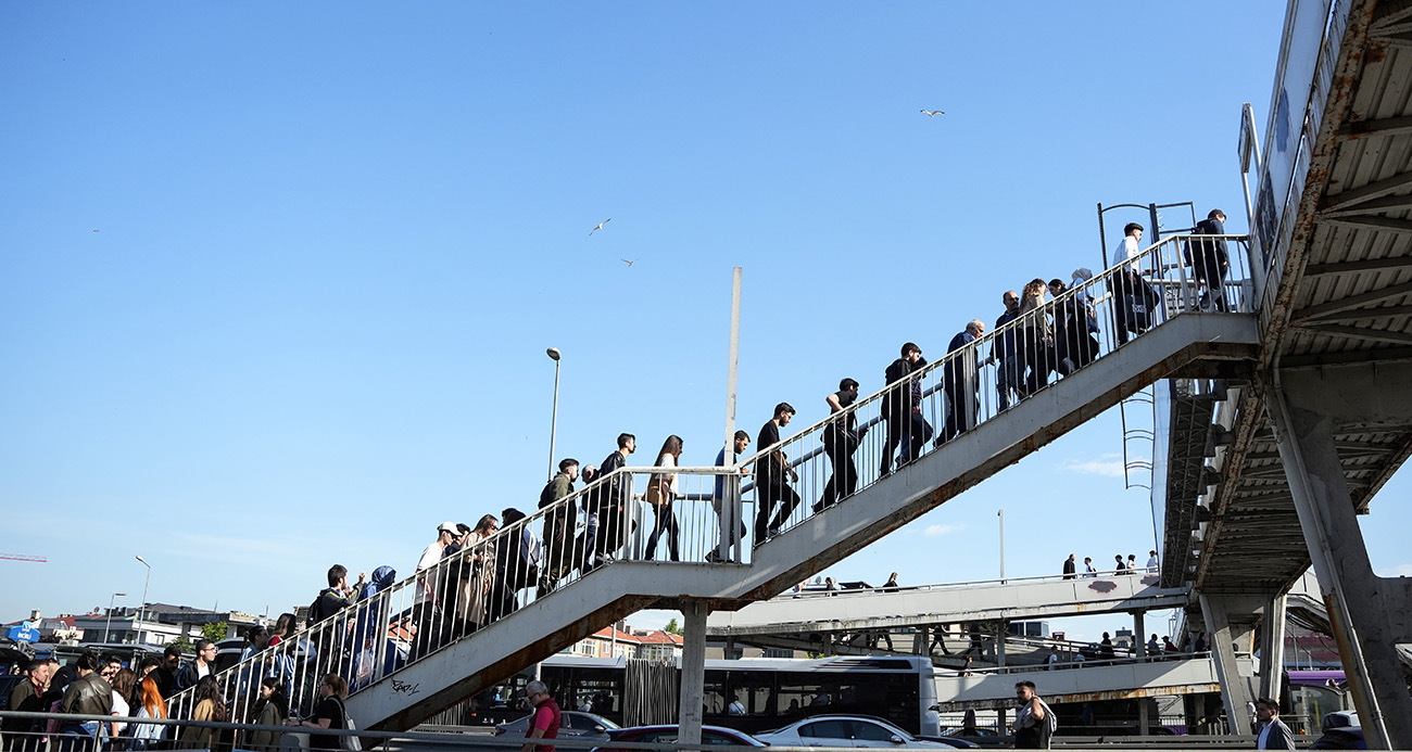 Özel Halk Otobüsleri kontak kapatınca metrobüslerde yoğunluk yaşandı