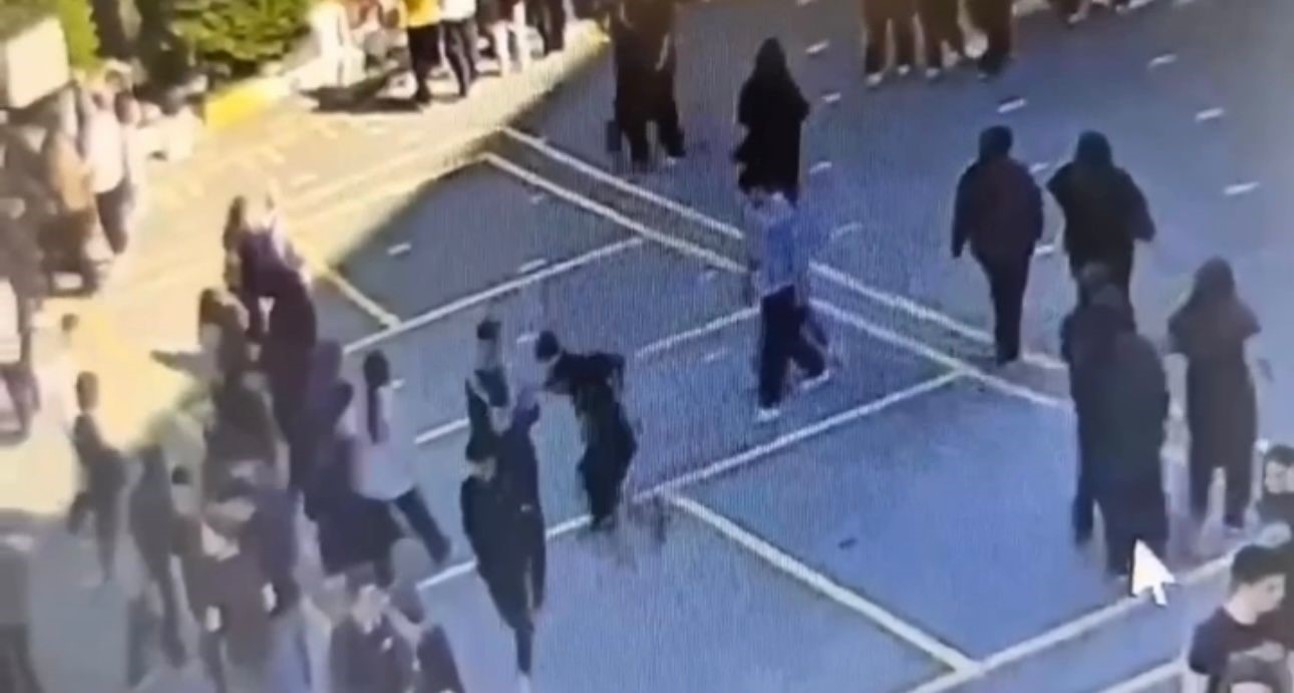 Sultanbeyli’de lise öğrencisi okul bahçesinde arkadaşını bıçakladı, o anlar kameraya yansıdı