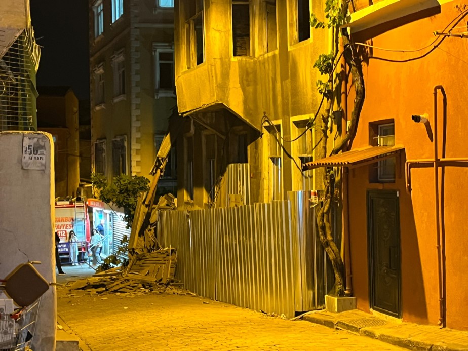 Fatih'te iki katlı metruk bina çöktü
