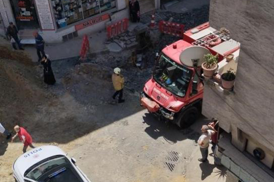 İstanbul Bayrampaşa'da yol çöktü: 1 işçi toprak altında