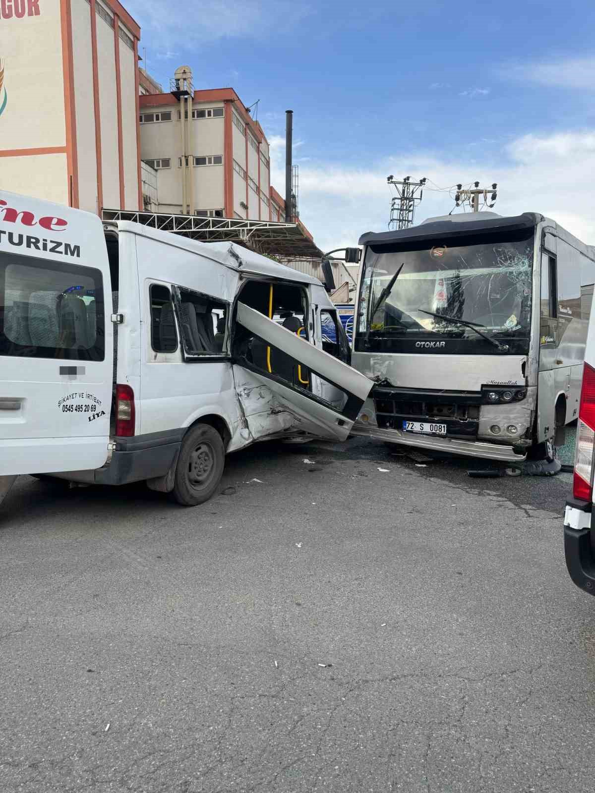 Batman’da minibüs ile midibüs çarpıştı: 7 yaralı