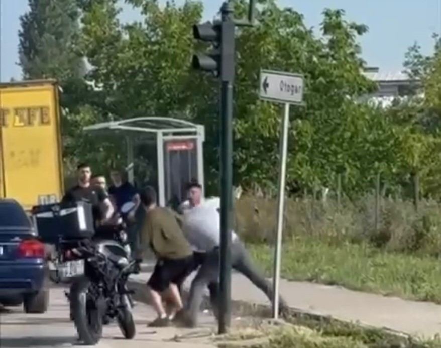 Anayol boks ringine döndü... Trafik durdu yumruklar havada uçuştu