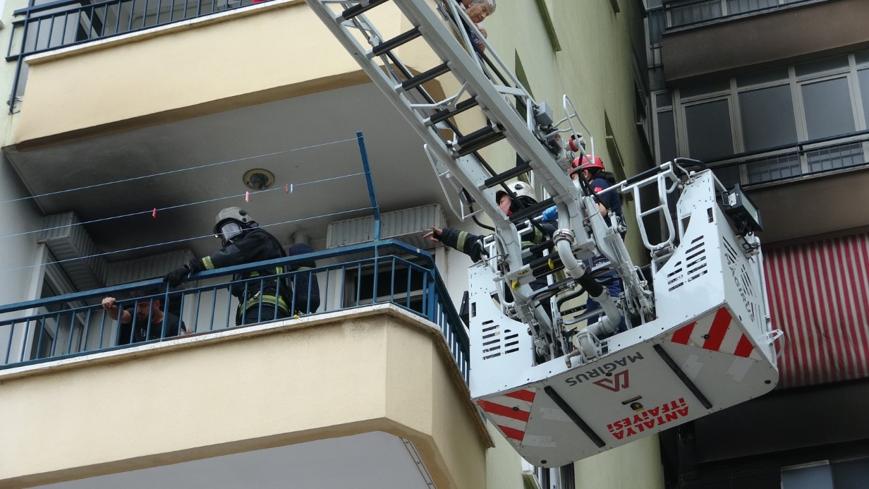 Antalya’da 15 katlı apartmanda çıkan yangında adeta can pazarı yaşandı