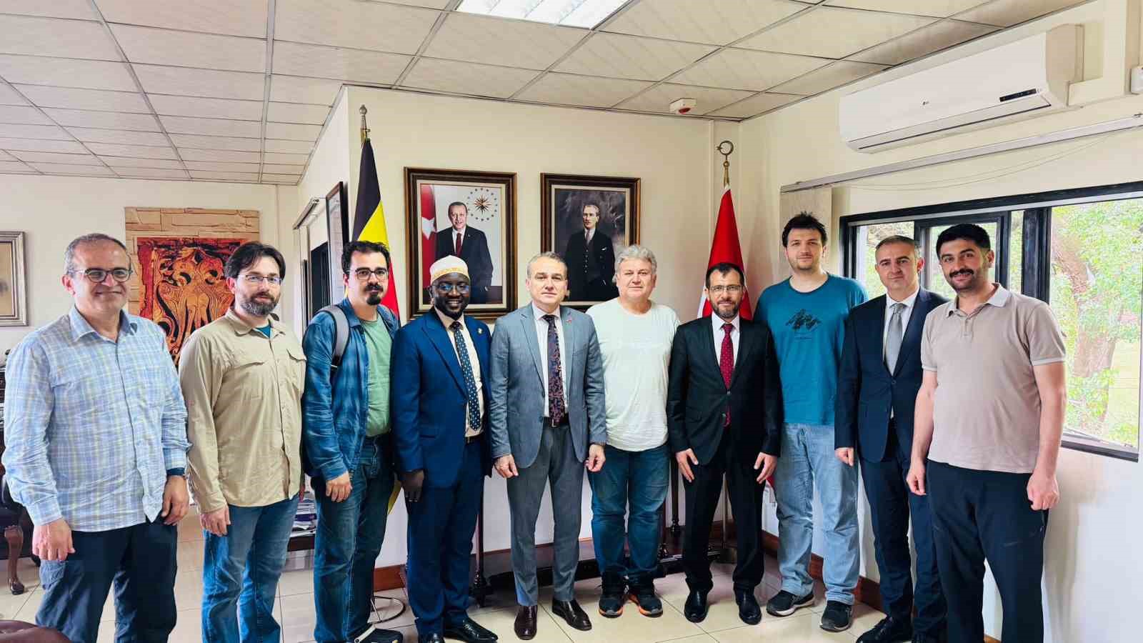 Türk hekimler Uganda’da binlerce hastaya umut oldu