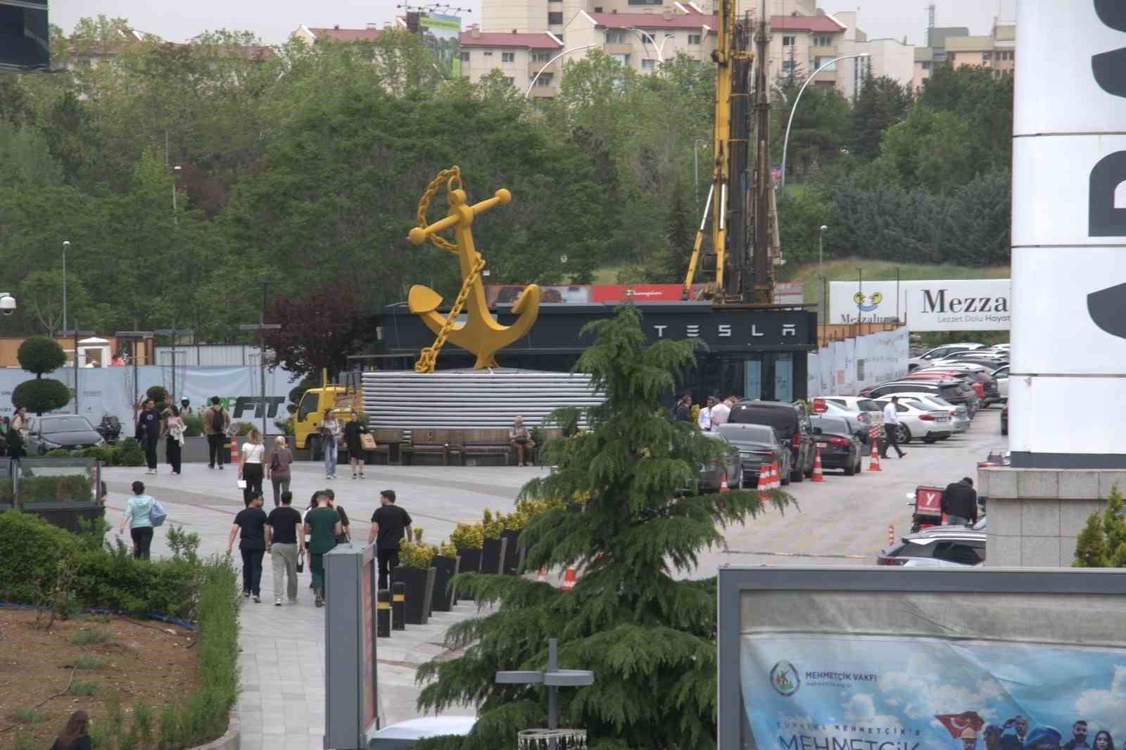 Ankara’da çıkan fırtınada Tesla Bayii’nin çatısı uçtu