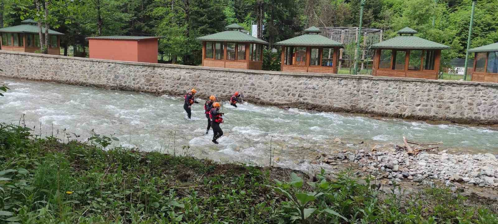 Uzungöl’de dereye düşüp kaybolan Suudi Arabistan uyruklu çocuğu arama çalışmaları sürüyor