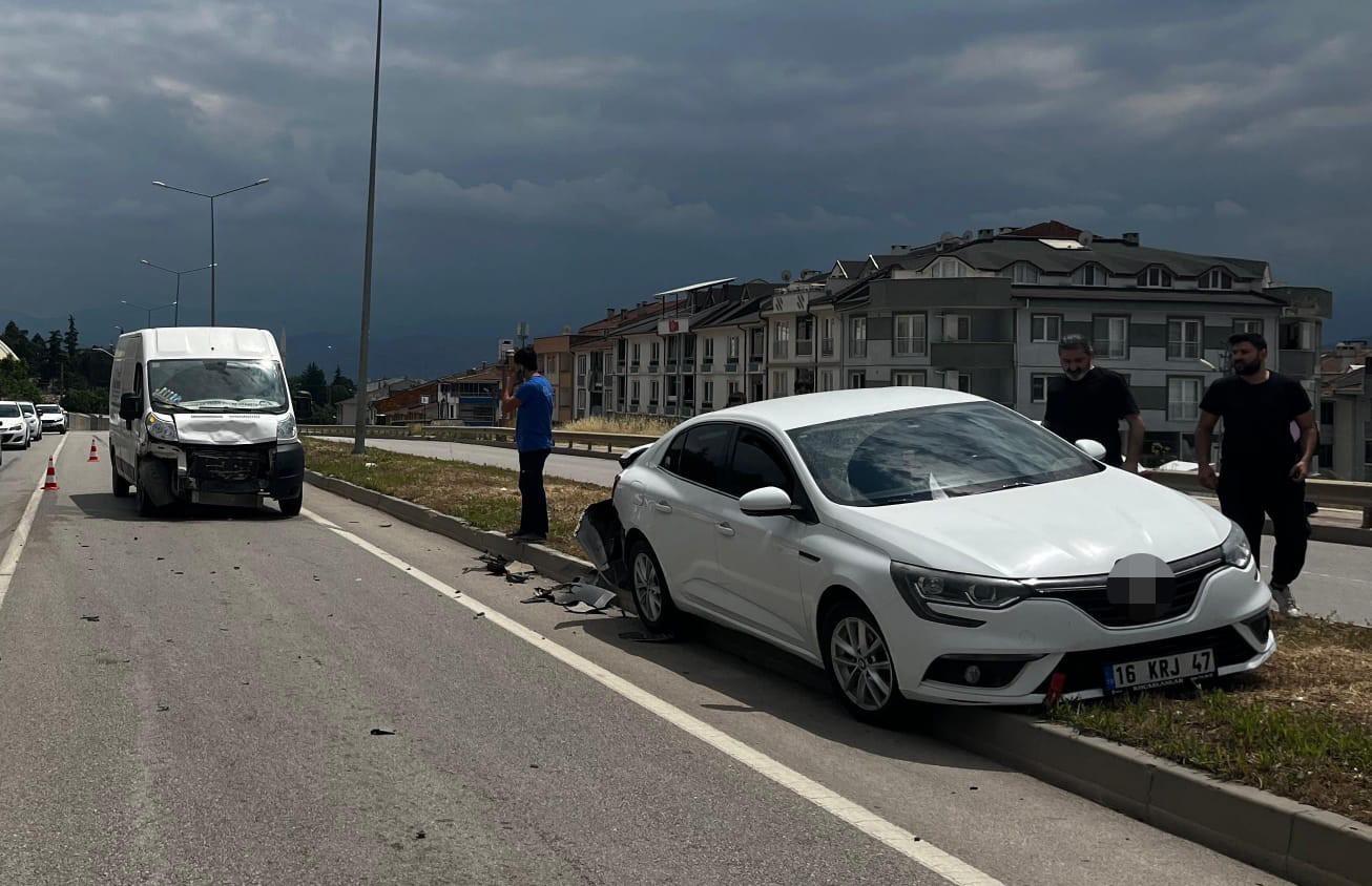 Minibüs ile otomobil çarpıştı : 1 yaralı