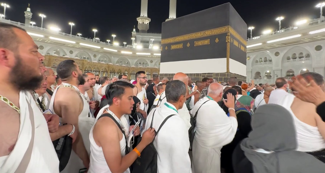 Hacı adayları Kabe'de Gazze için dua ediyor