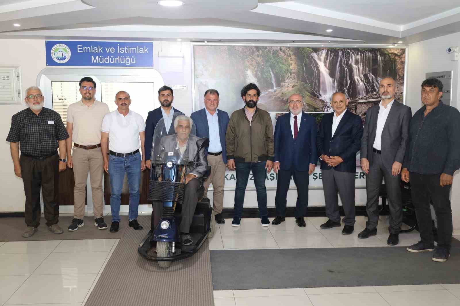 Yahyalı Belediyesi’nden Engelli Vatandaşa Akülü Araç Desteği