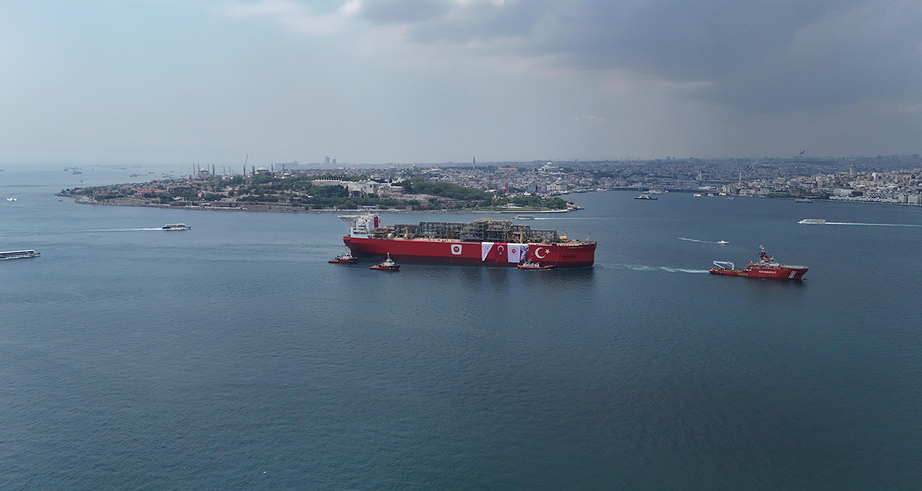‘Osman Gazi’ platformunun boğazdan geçişi dron ile görüntülendi