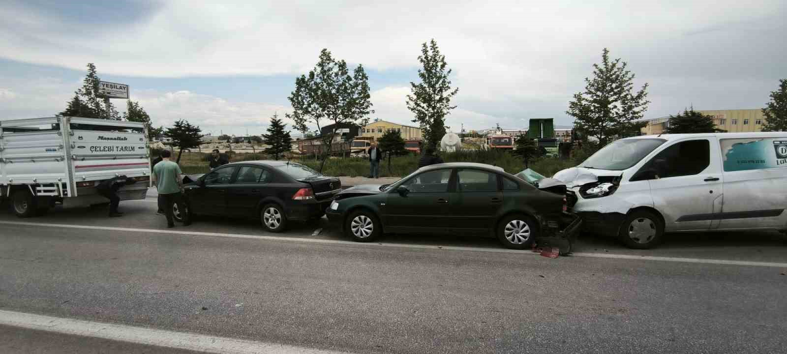 Afyonkarahisar’da zincirleme trafik kazası, 4 dört araç birbirine girdi
