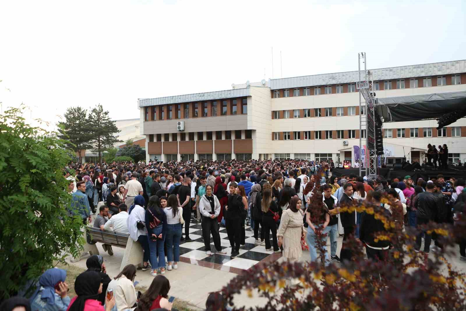 Atatürk Üniversitesi’nde bahar şenliği büyük bir coşkuyla tamamlandı