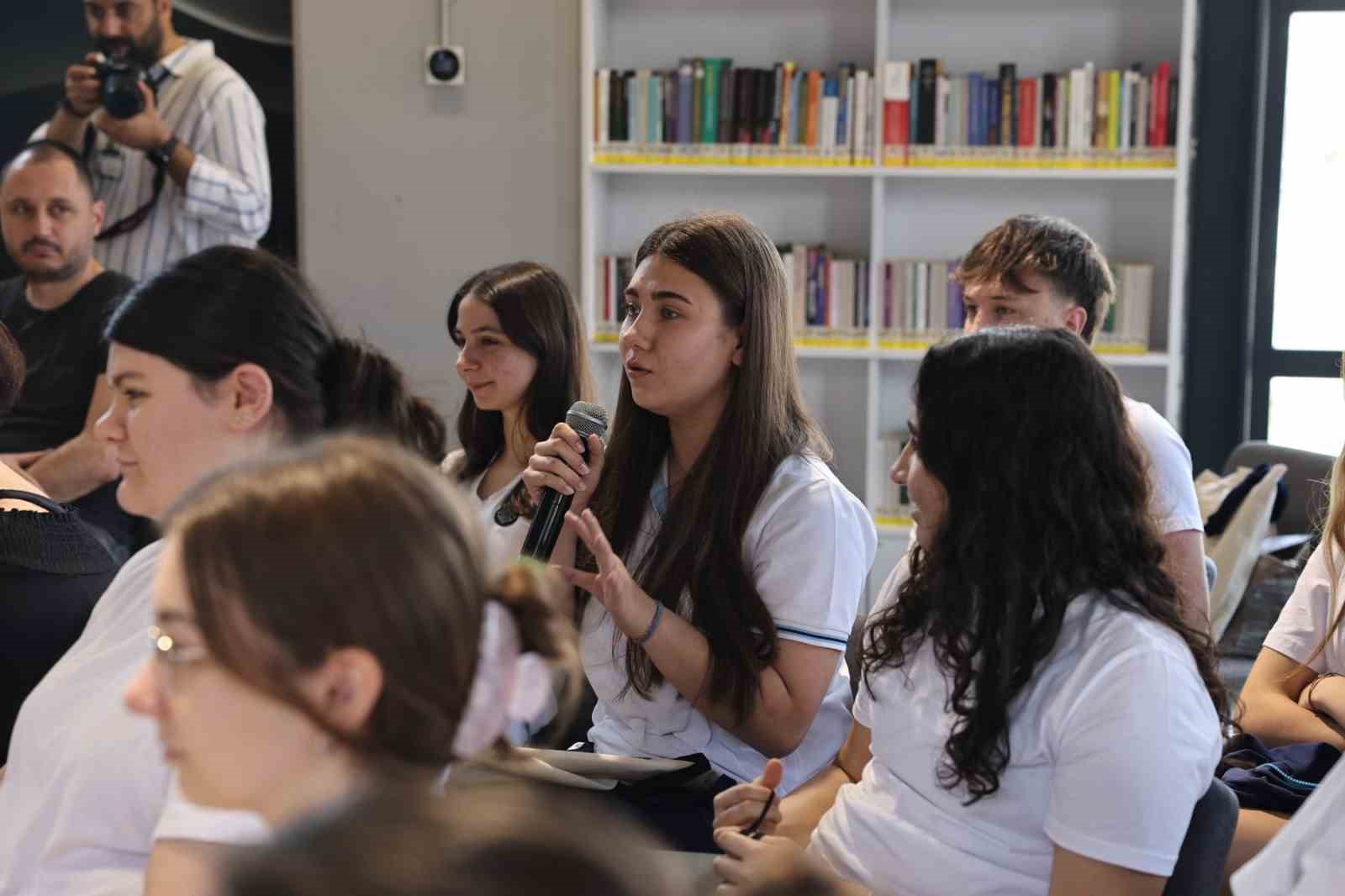 Genç oyuncu, öğrencilere 