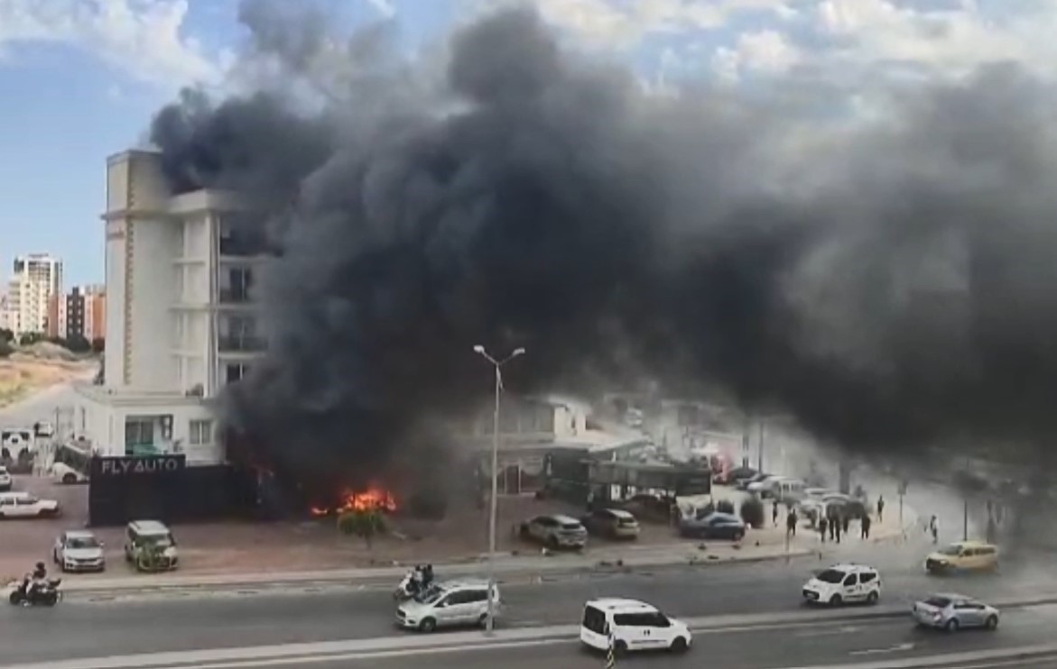 Mersin’de korkutan yangın: Patlama sesleri ile alevler yükseldi