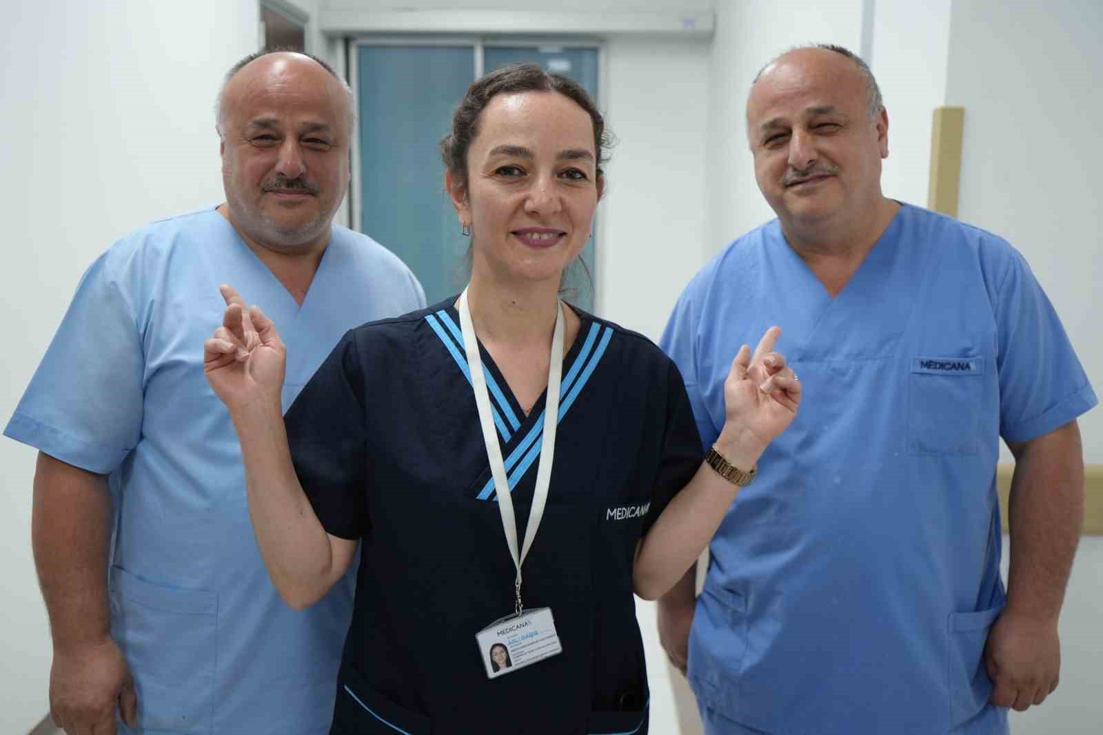Aynı hastanede çalışan ikizleri görenler ’gözlerini ovalıyor’