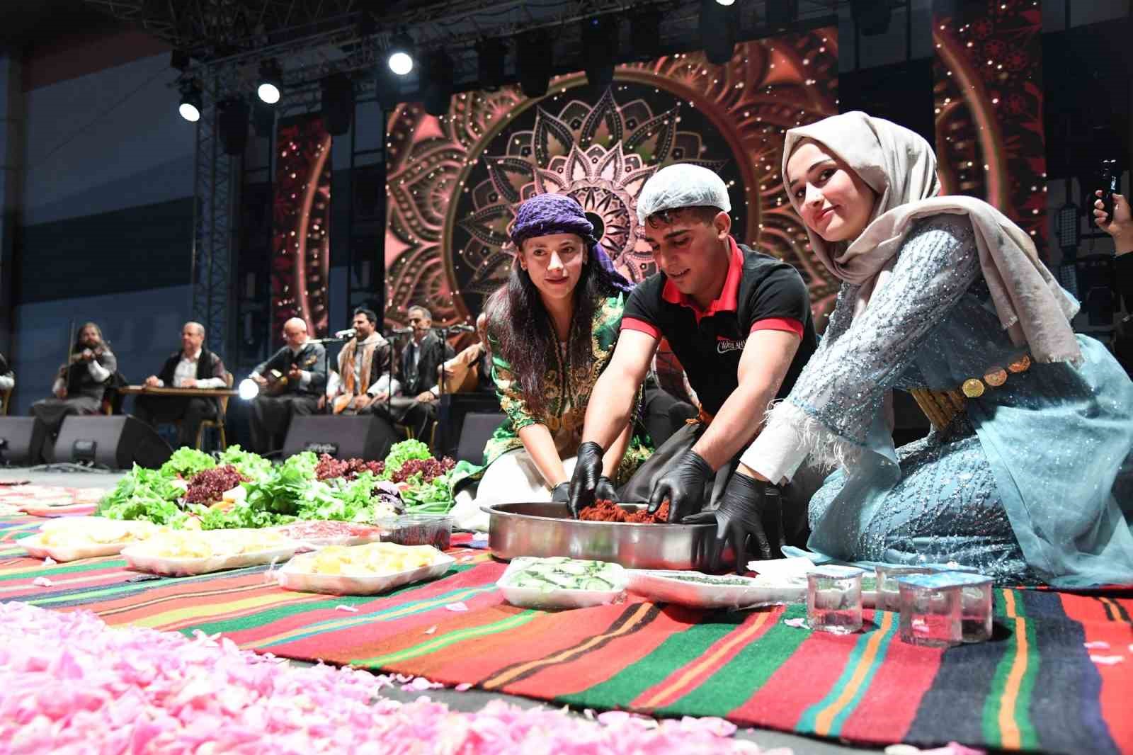 Urfa’nın siyah gülü ile Isparta’nın pembe gülü buluştu
