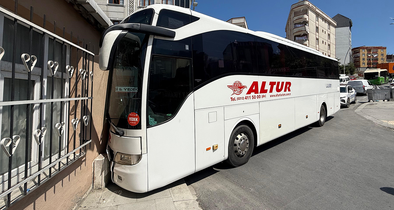 Freni boşalan yolcu otobüsü kayarak gecekonduya çarptı