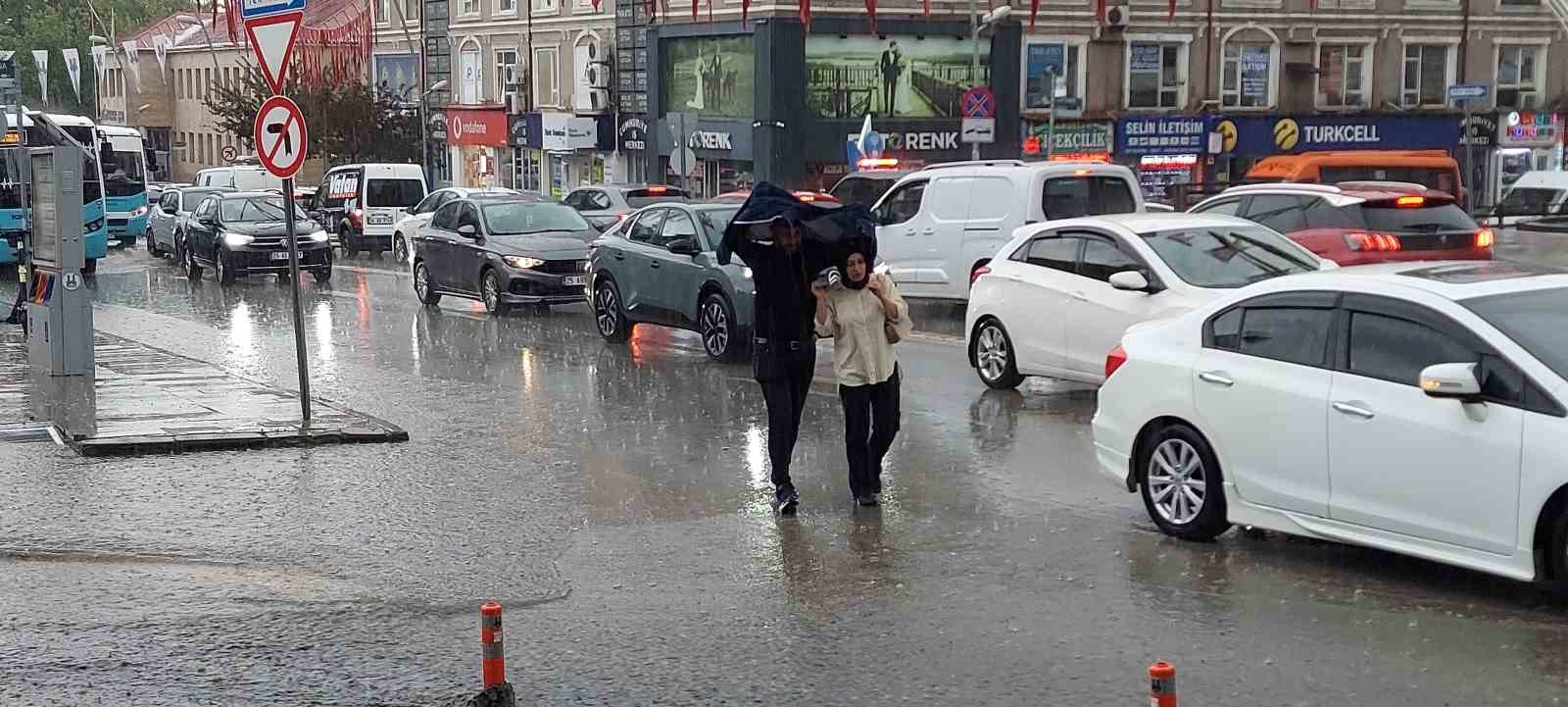 Erzurum’da sağanak hayatı felç etti