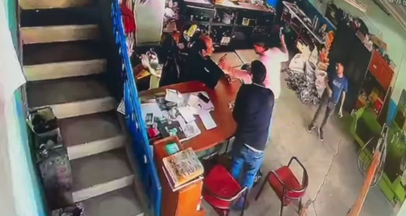 İki esnafın kavgasında çekiçli saldırı kamerada