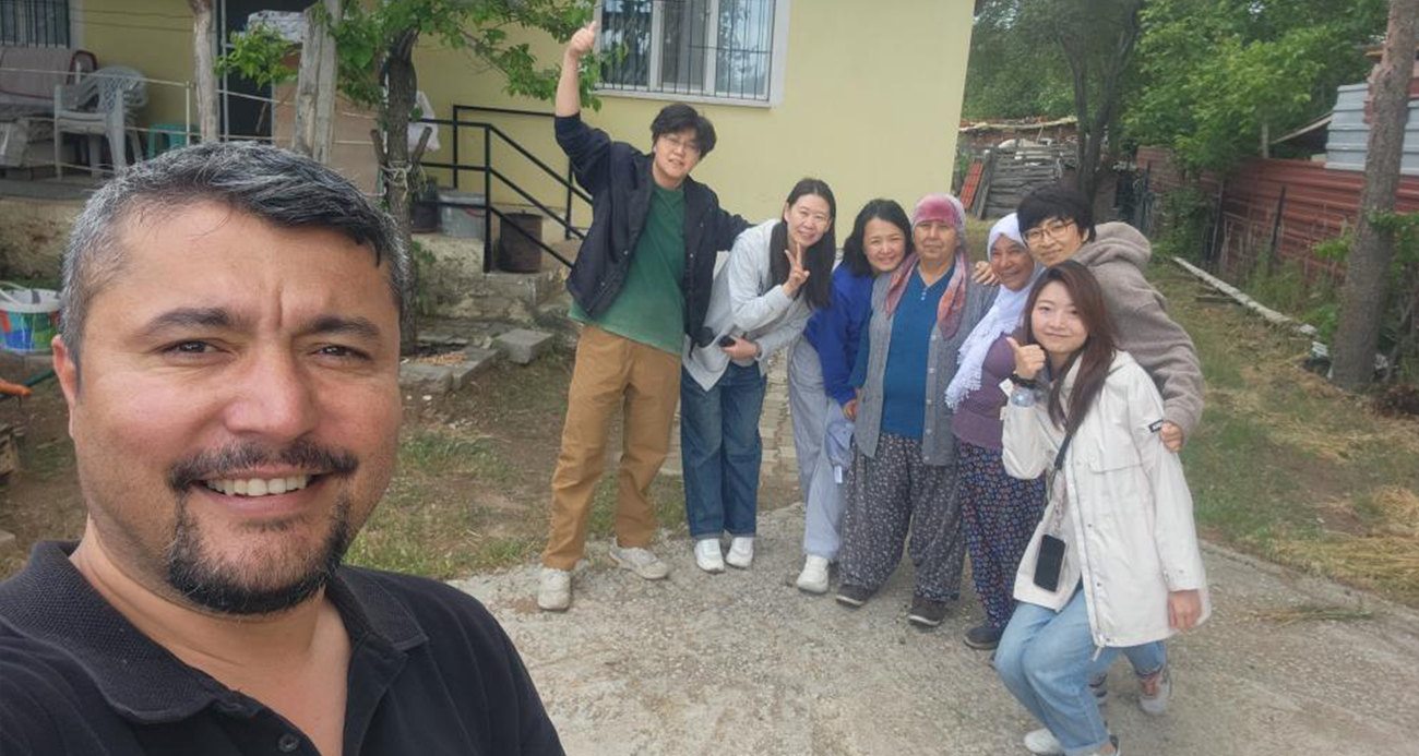 Kaza yapan Çinli kafileyi evinde ağırlayıp, sazla sözle eğlendirdi