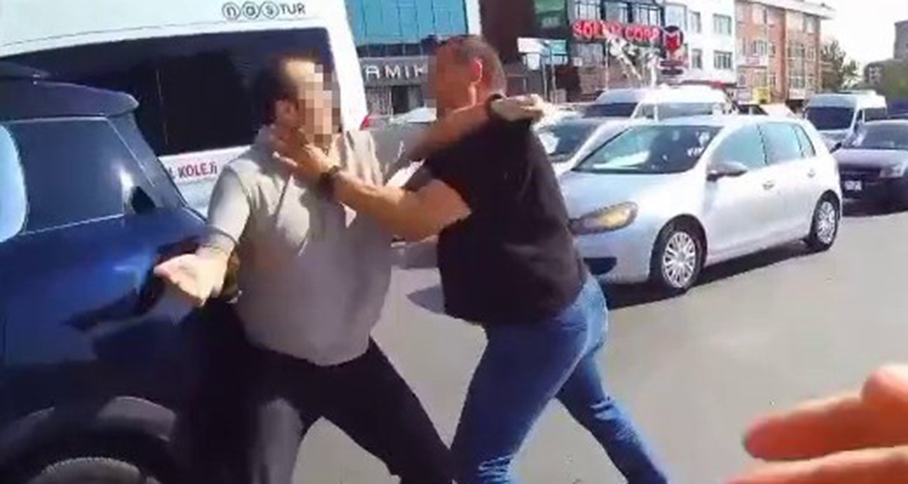 Ataşehir’de yol verme kavgasında sürücüler birbirine girdi: ‘Ehliyetler gidiyor, yapmayın’