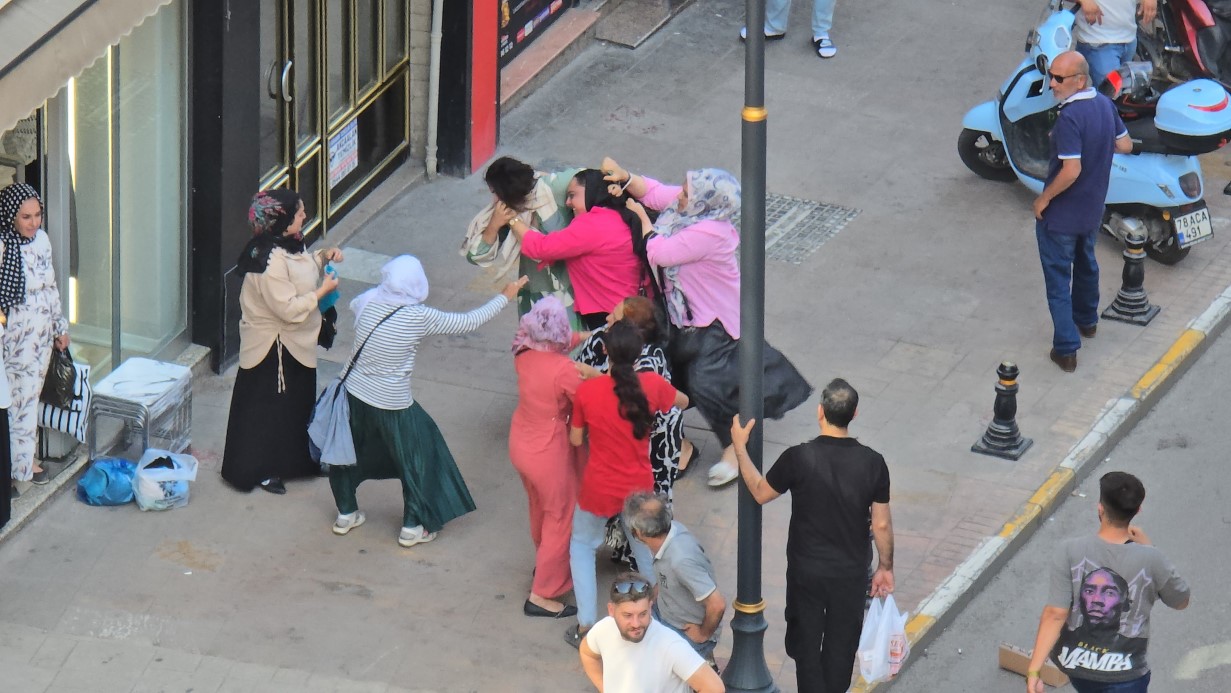 Karabük’te kadınların saç saça kavgası kamerada