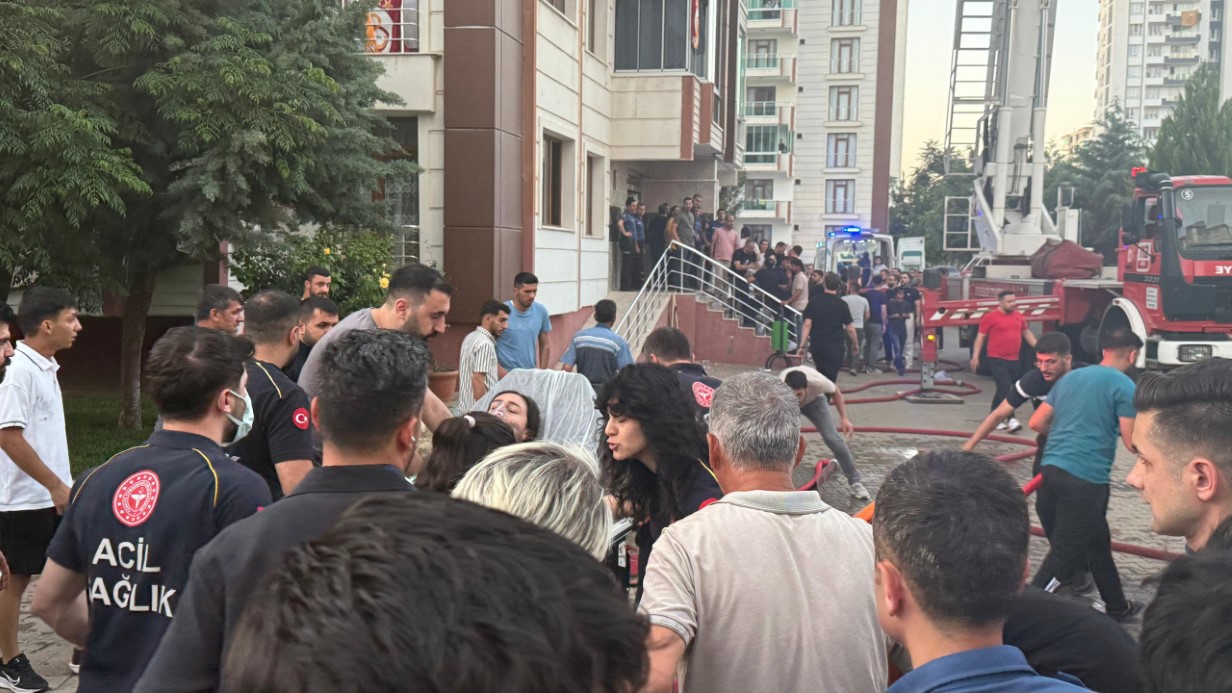 Diyarbakır’da 13 katlı binada yangın