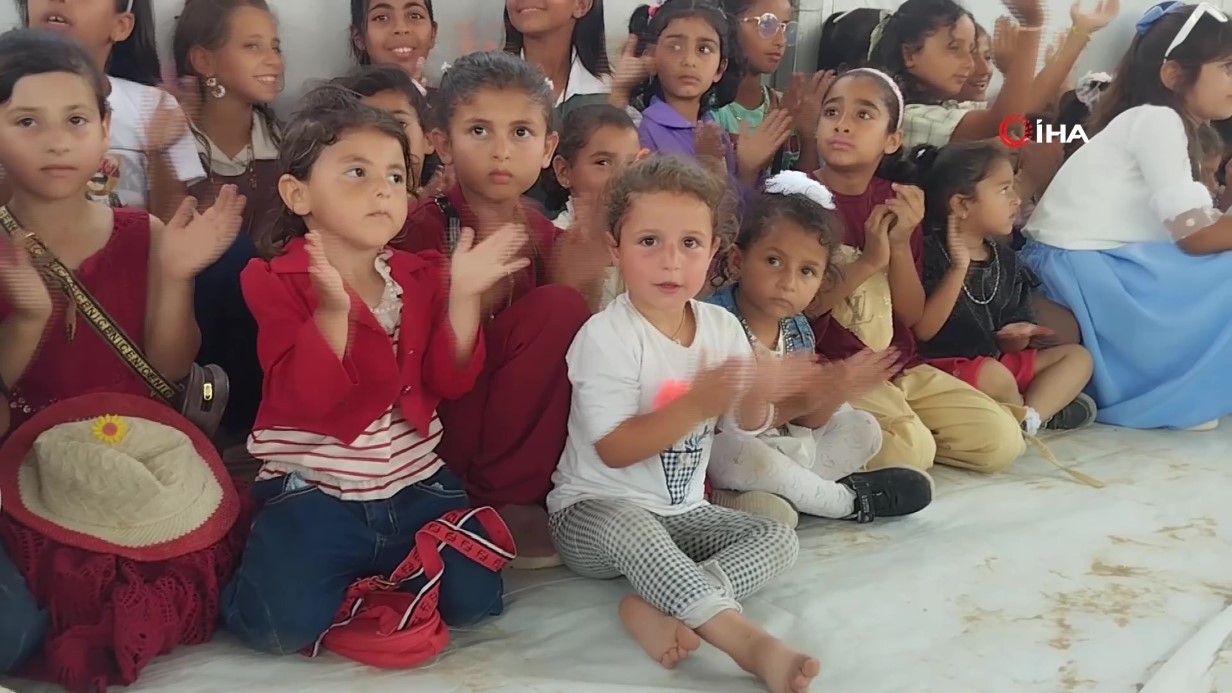 Gazze’de yetim çocuklar saldırılara rağmen düzenlenen etkinlikle bayram sevinci yaşadı