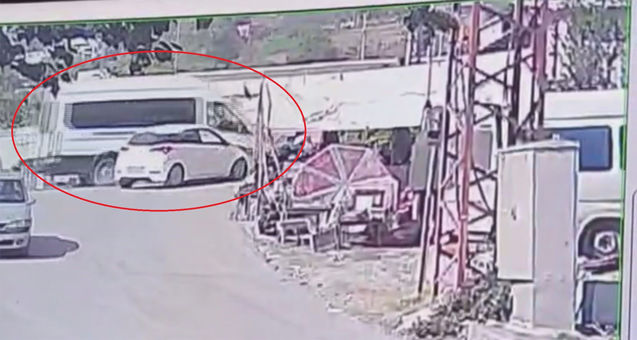 Otomobille çarpışan minibüs dereye uçtu, o anlar kamerada