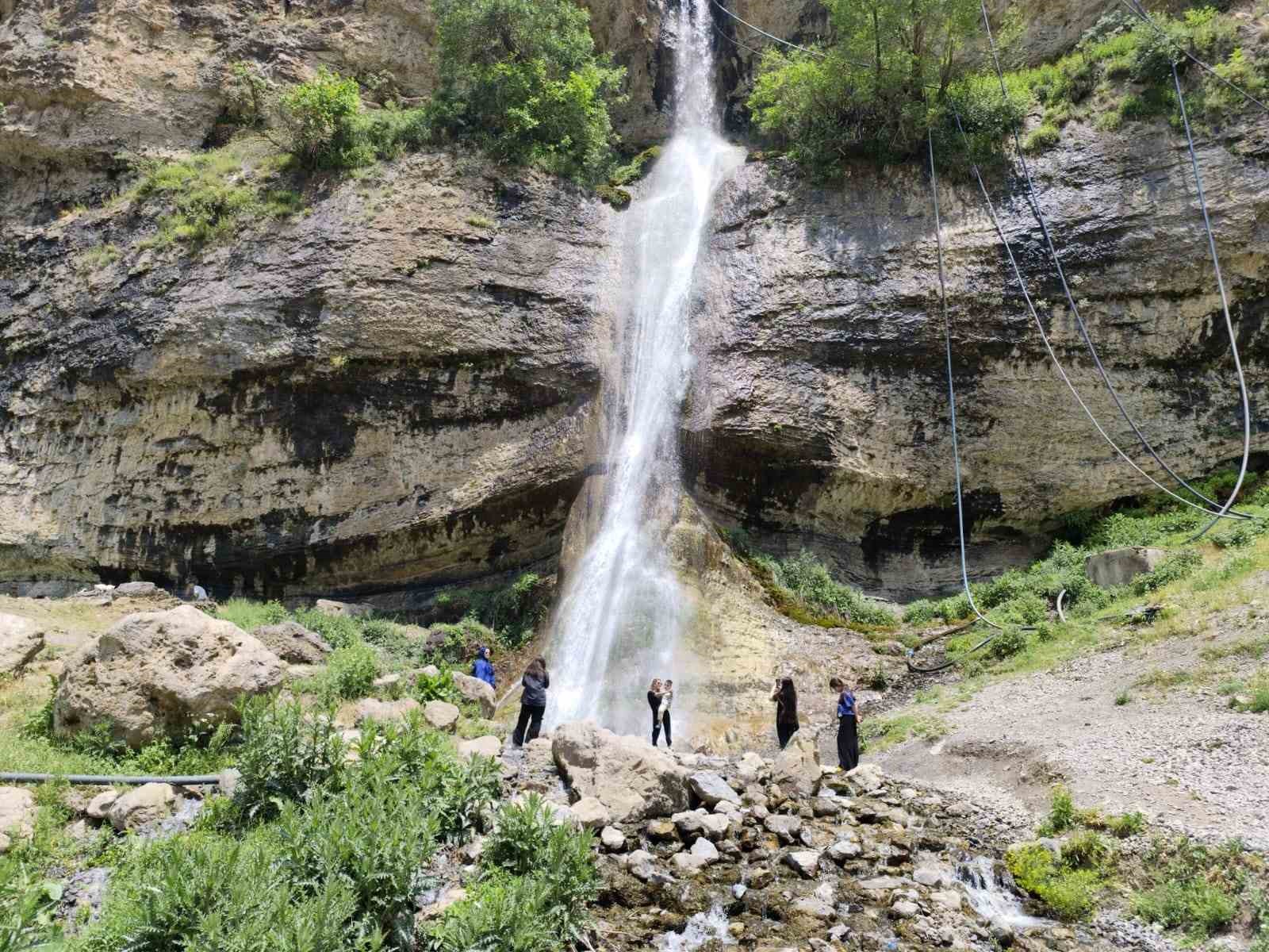 Ağaçdibi Şelalesi’ne 3 günde 4 bin kişi ziyaret etti