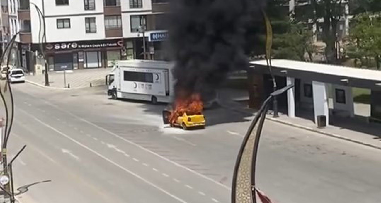 Çakmağı çakmasıyla ticari taksi alev topuna döndü, sürücü canını zor kurtardı