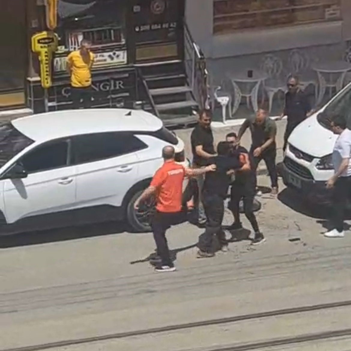 Akrabalar arasındaki bıçaklı kavgada cadde gölüne kan döndü: 1’i ağır 3 yaralı