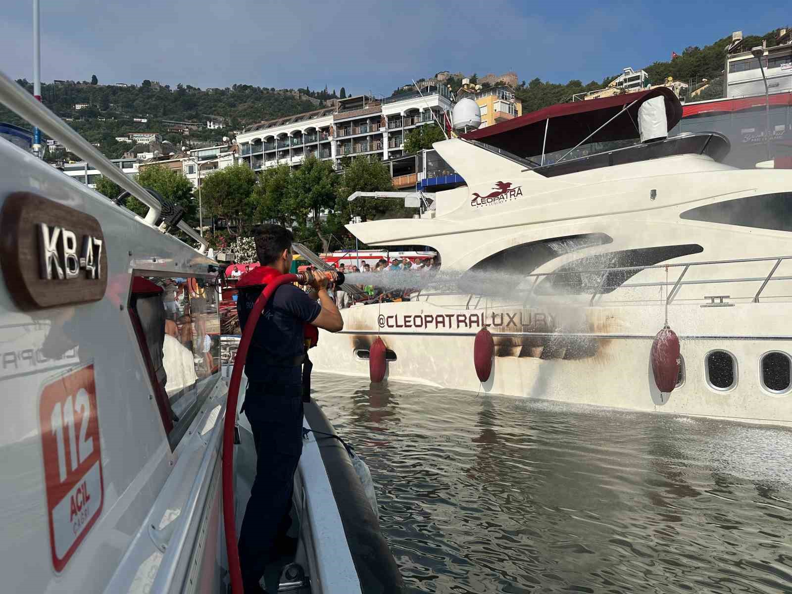 Alanya’da iskeleye bağlı lüks yat alevlere teslim oldu