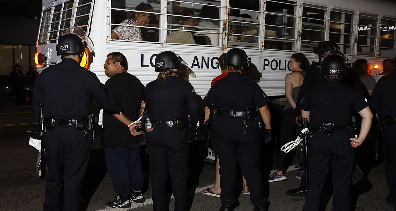 Los Angeles sokakları alev alev: 100'den fazla kişi gözaltına alındı