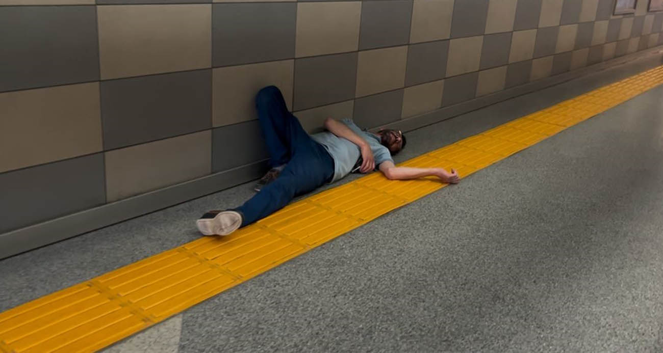 Metro istasyonunda sızıp kaldı;