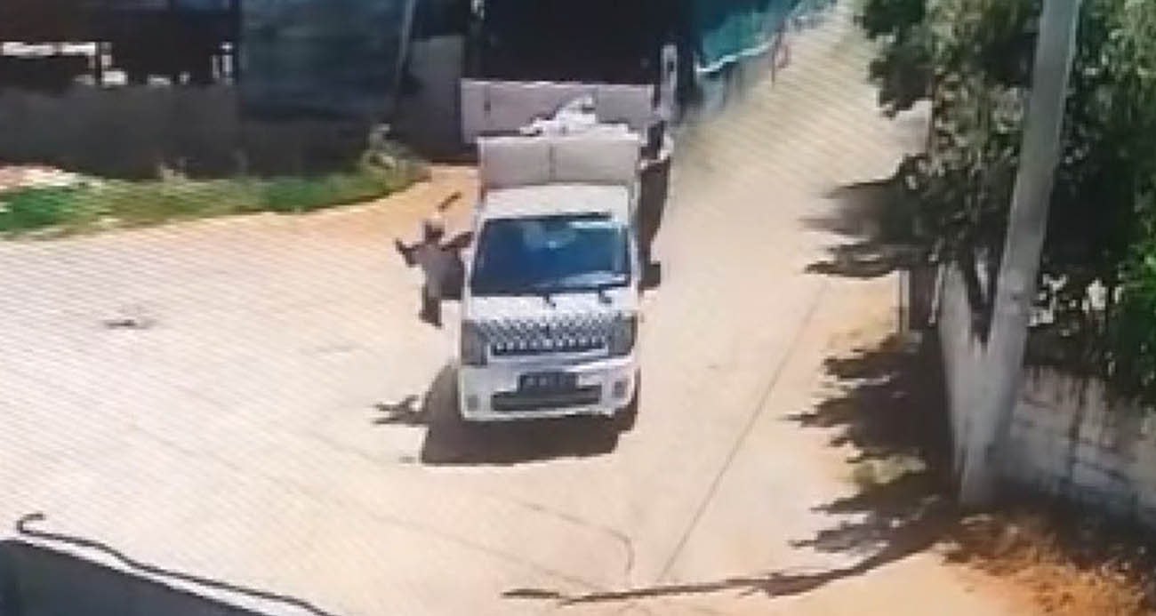 Aydın’da çöp toplama aracından düşen işçi ağır yaralandı: Düşme anı kamerada
