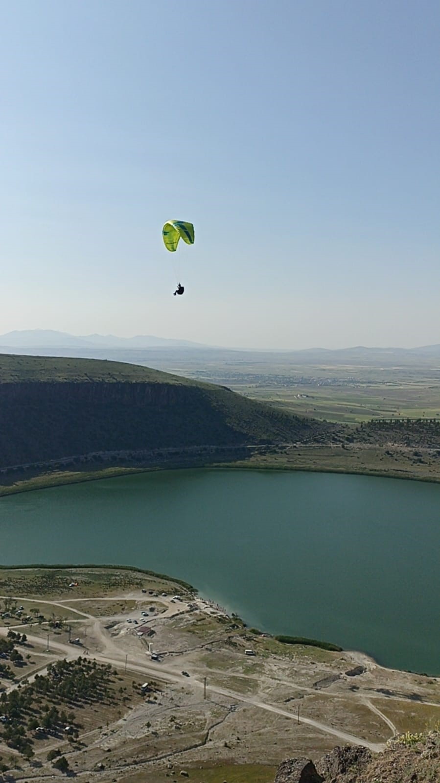 Paraşütü ile uçtuğu Narlıgöl’ü kuş bakışı kaydetti