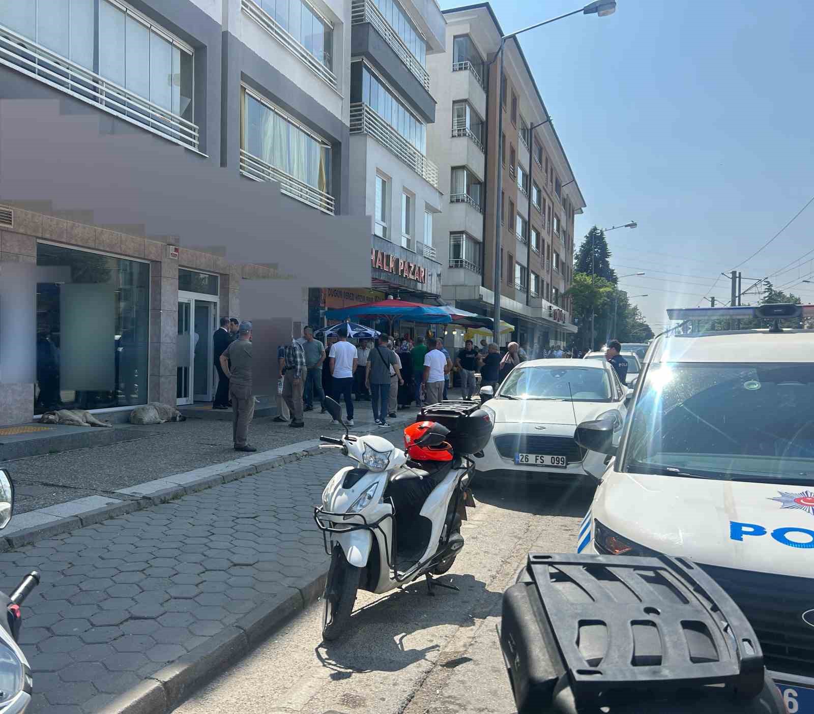 Kredi verilmeyince pompalı tüfekle bankayı bastı