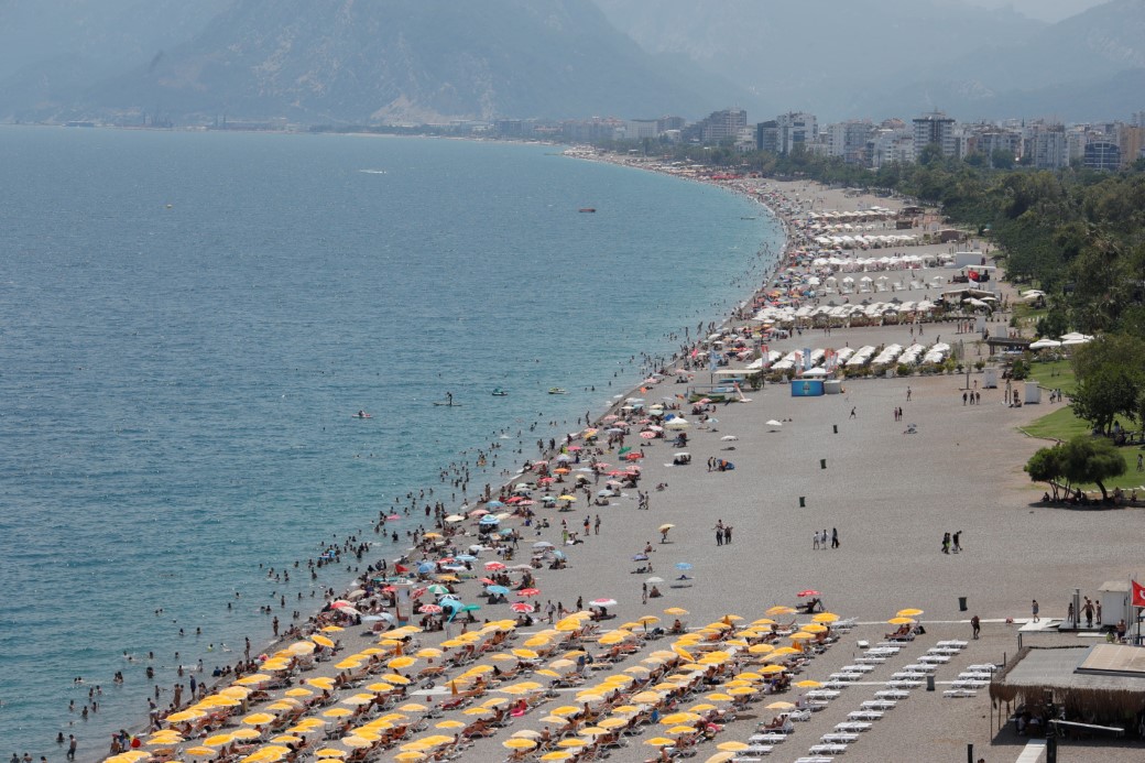 Antalya’da termometreler 35 dereceyi gösterdi, LGS’den çıkanlar denize koştu