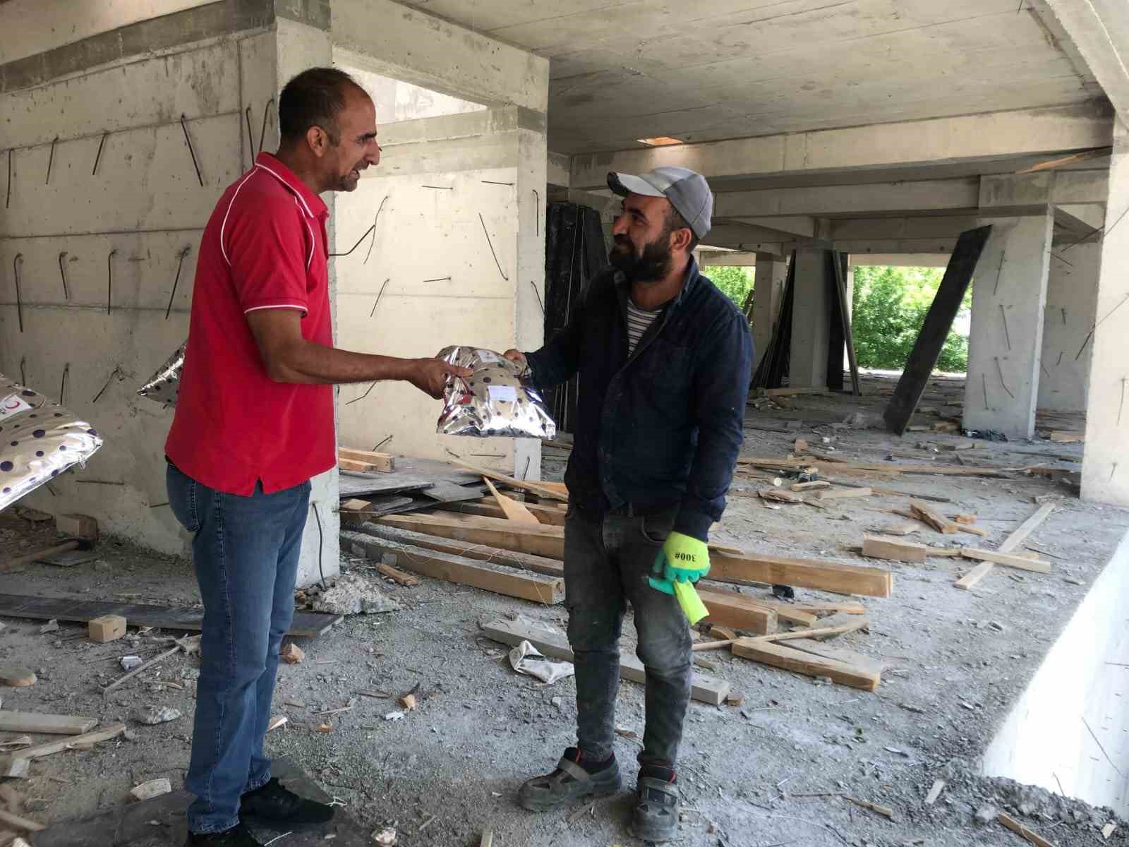 Ağrı’da Kızılay gönüllüleri babaların yüzünü güldürdü