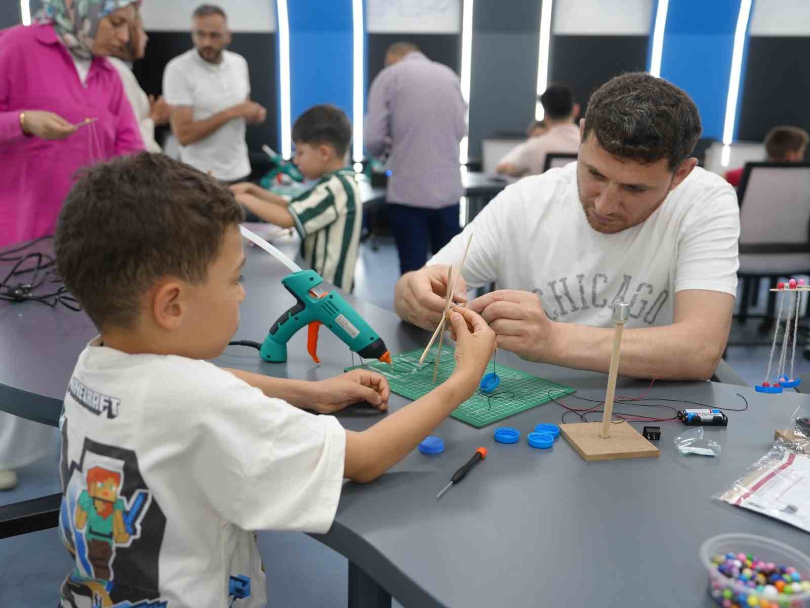 Bilim merkezinde babalar çocukları deney yaptı