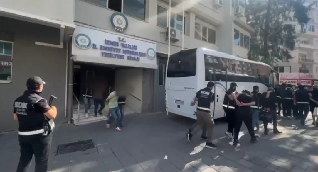 İzmir’de silahlı suç örgütüne şafak operasyonu: 17 tutuklama