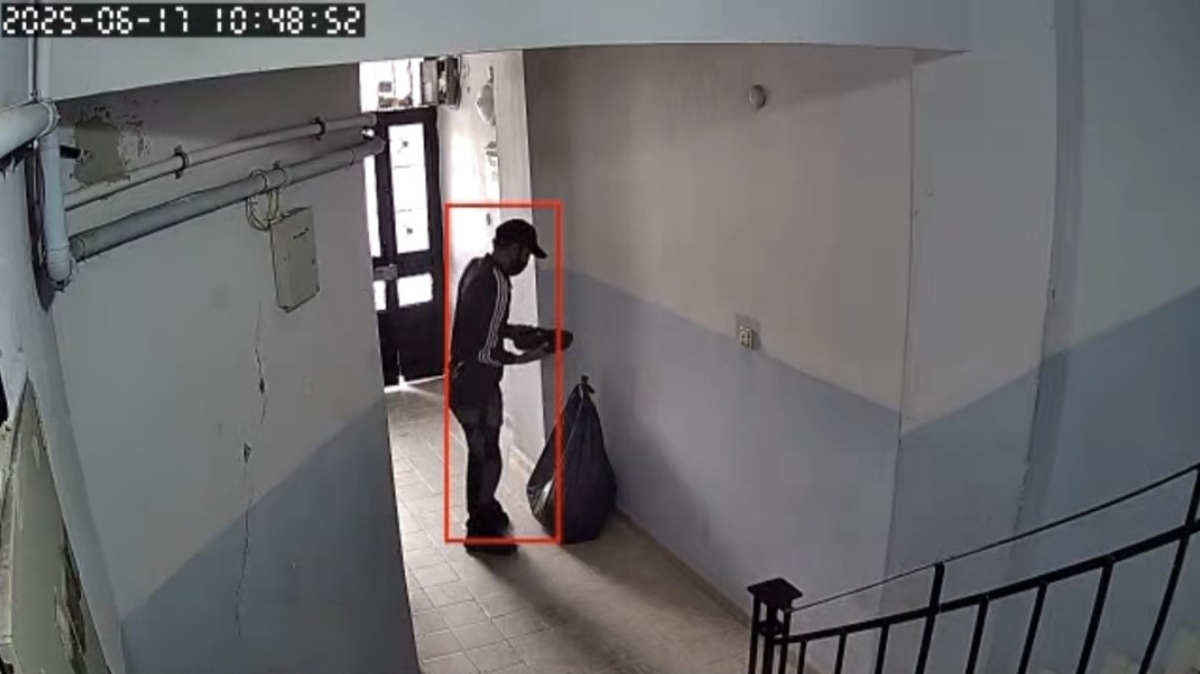 Hırsız ayakkabıları büyük siyah poşete doldurup kaçtı