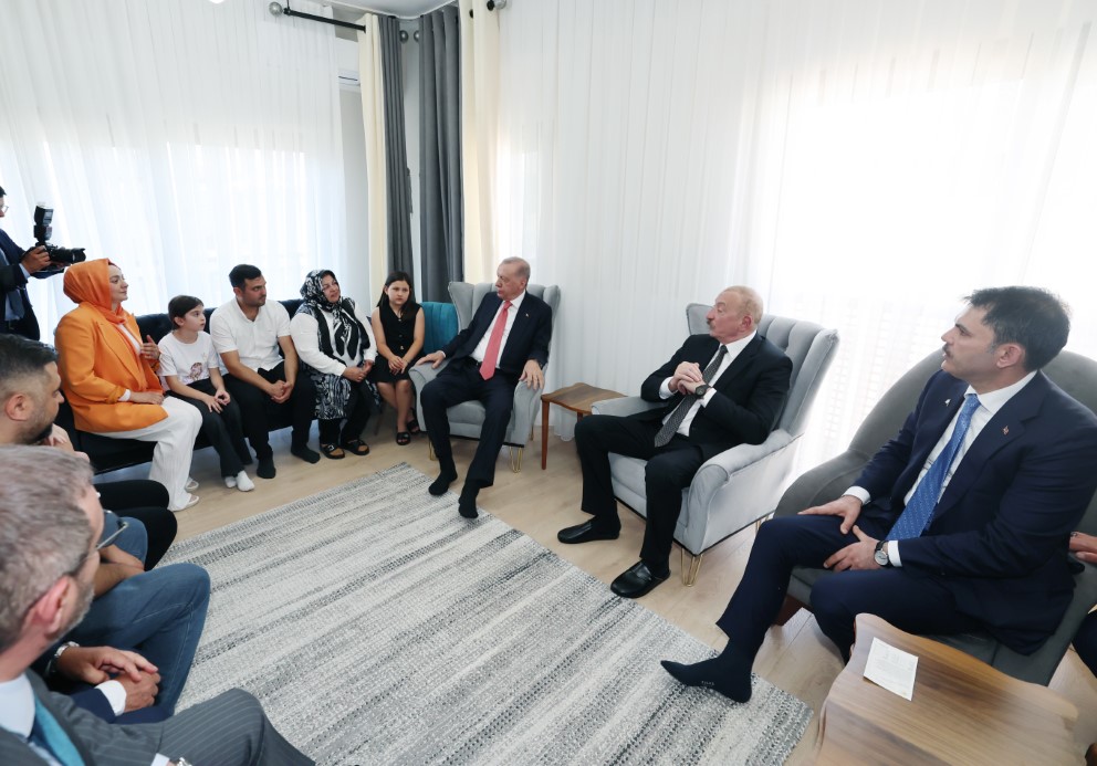 Cumhurbaşkanı Erdoğan ve Aliyev, depremzede aileyi ziyaret etti