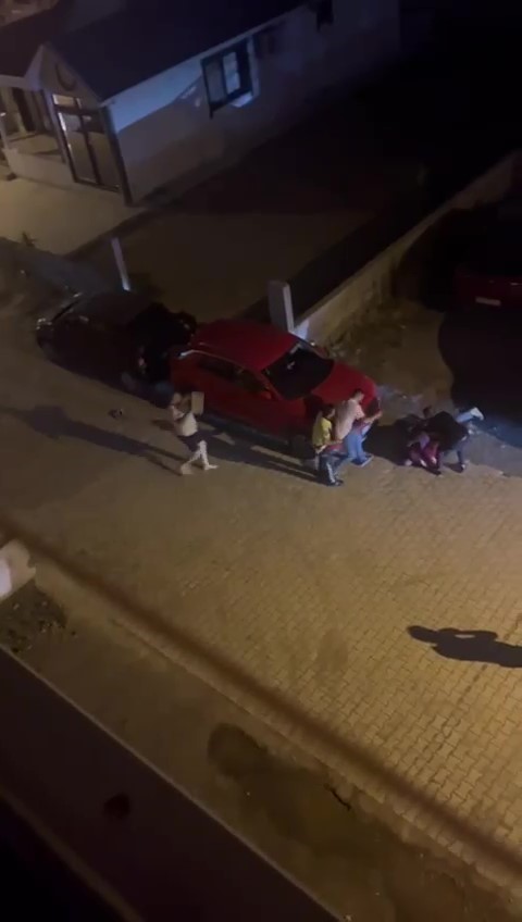 Tadilat esnasında çıkan sesten başlayan kavgada komşular birbirlerine silah, bıçaklı ve briketle saldırdı