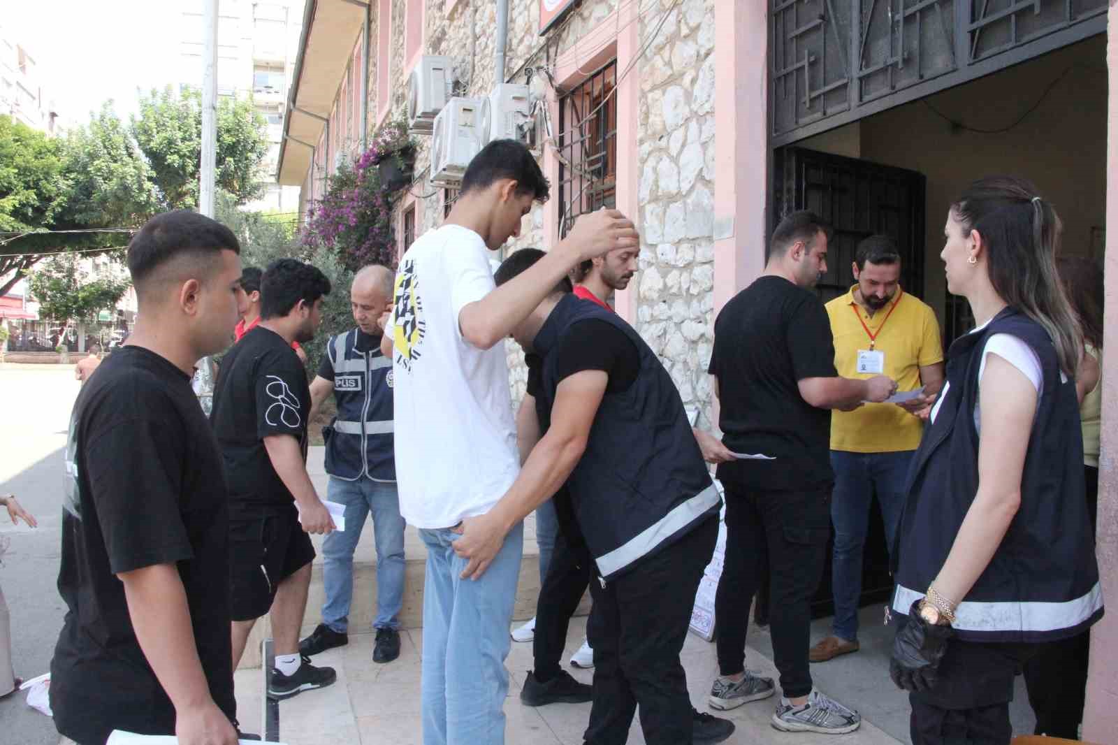 Bu kez geç kalan olmadı: Mersin’de YKS’nin ikinci oturumu AYT başladı